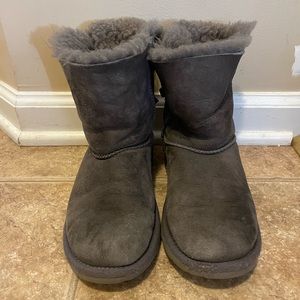 Gray youth size 2 bowtie uggs. Good condition no marks